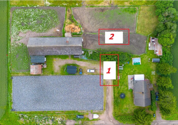 Luftfoto av en gård med en lada och markerade byggplatser, alternativ 1 och 2, för ny villa och planerade förändringar i landskapet.