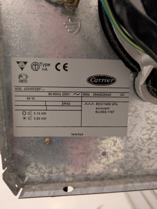 Etikett på Carrier 42NM fläktkonvektor med specifikationer: 49 W, IPX0, och effektkapacitet på 3,14 kW för värme och 3,93 kW för kyla.