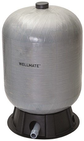 Wellmate hydropress i glasfiberplast med anslutning för vattenrör, på en svart bas, utformad för ersättning i byggprojekt.
