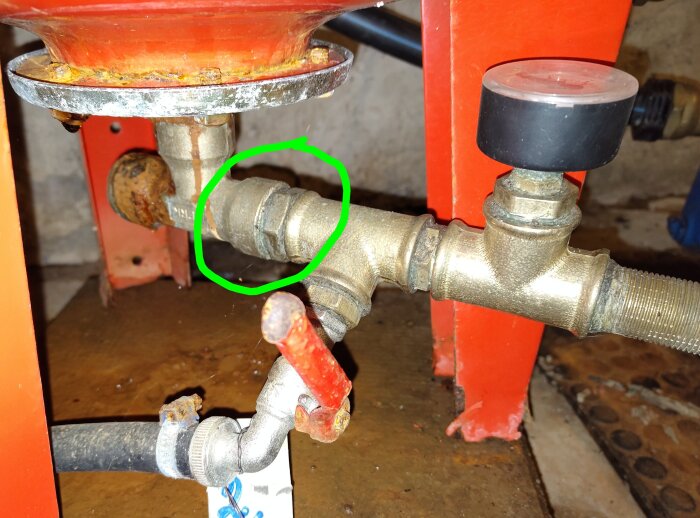 Rostigt rör under hydropress med grönt markerat område för eventuell borttagning och byte av 3-vägsrör i fritidshuset.
