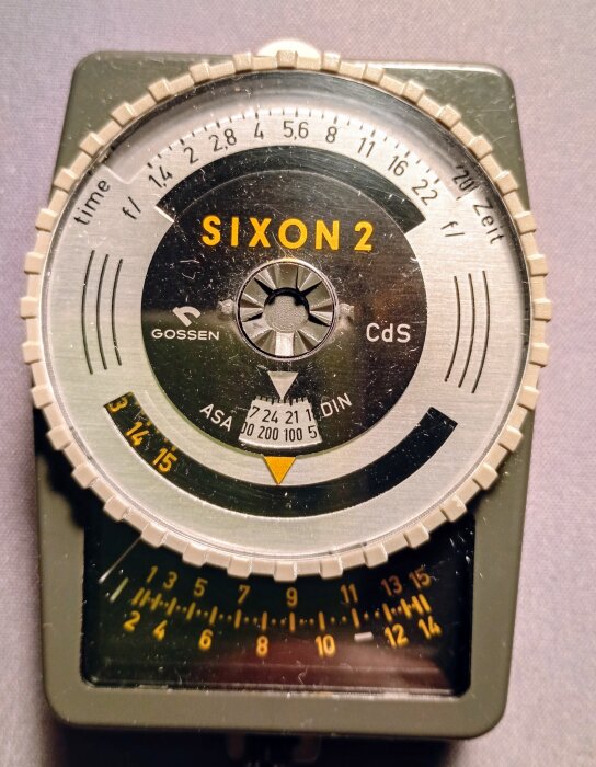 Mätare av modell Sixon 2 med CdS-cell, inklusive inställningsratten. Brukade kräva kvicksilverbatterier som nu är förbjudna av miljöskäl.