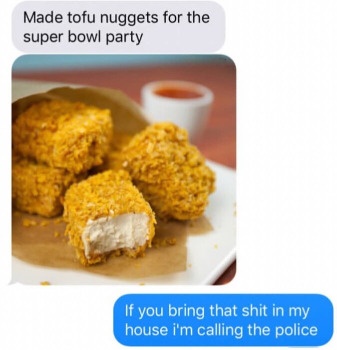 En tallrik med gyllenbruna tofu-nuggets, varav en med en tugga tagen. Textmeddelanden om att de Àr för en Super Bowl-fest.