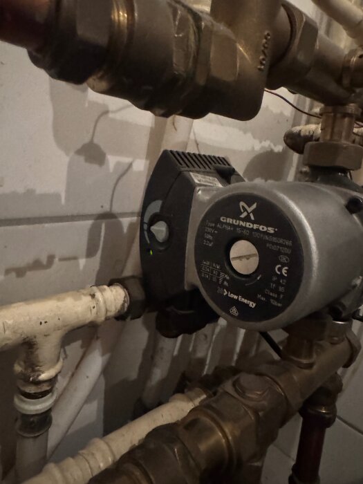 Frånluftsvärmepumpens rörinstallation, Grundfos-cirkulationspump. Problem med golvvärme, men värme finns i övervåningens element.