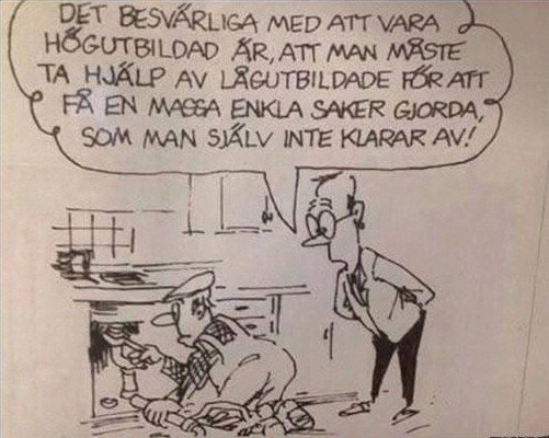Teckning av en man som städar under diskbänken medan en annan man iakttar och klagar på behovet att anlita hjälp för enkla uppgifter.