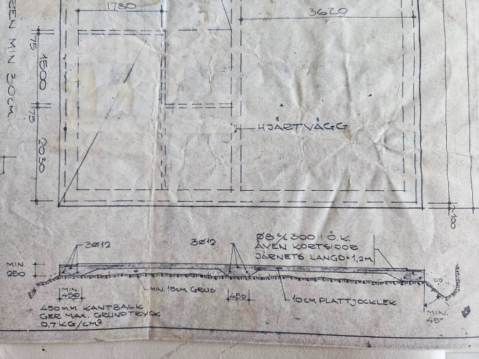 Byggritning av källarrenovering från 1973 med måttangivelser, platta och stödväggar.