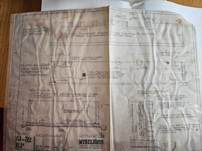 Ritning av hus från 1973 som visar källarens konstruktion och detaljer för grundläggning, inklusive sektioner och dimensioner.