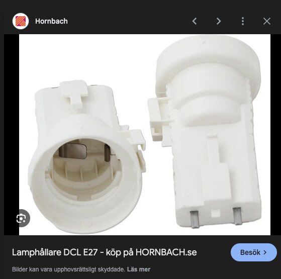 Två vita lamphållare DCL E27 i plast på vit bakgrund.