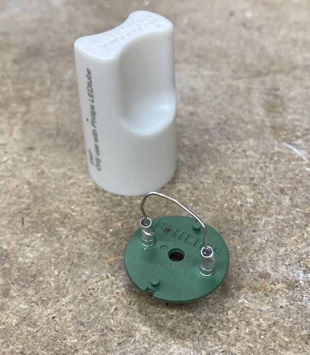 Philips LED-tändare inuti, med grön bas och metallbygling.