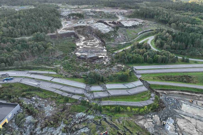 Flygbild av ett grustag i Stenungsund med skog och sönderfallna vägar som har kollapsat i en jordförskjutning.