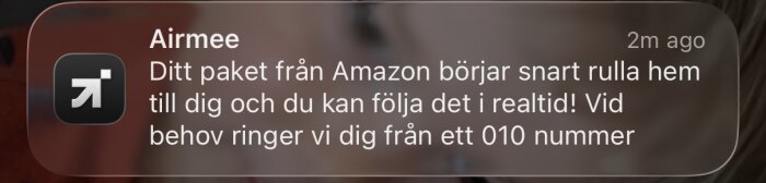 Avisering från Airmee meddelar att ett paket från Amazon är på väg och kan spåras i realtid. Vid behov kontaktas mottagaren från ett 010-nummer.
