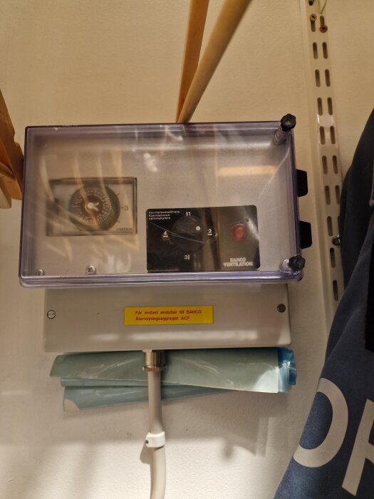 Kontrollpanel för Bahco ventilationssystem med synliga reglage och mätinstrument i ett skåp.