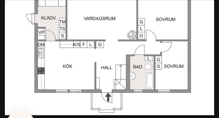 Planlösning för ett hus med kök, vardagsrum, hall, två sovrum, badrum och klädkammare markerade i olika sektioner.