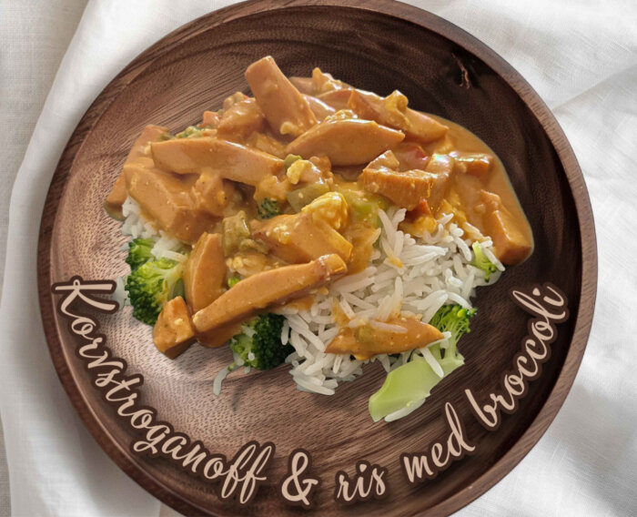 En tallrik med korvstroganoff serverad över ris med broccoli, texten "Korvstroganoff & ris med broccoli" runt kanten.