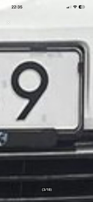 Närbild på bilens registreringsskylt fokuserad på en stor siffra "9" med delen av bilens grill synlig nedanför.