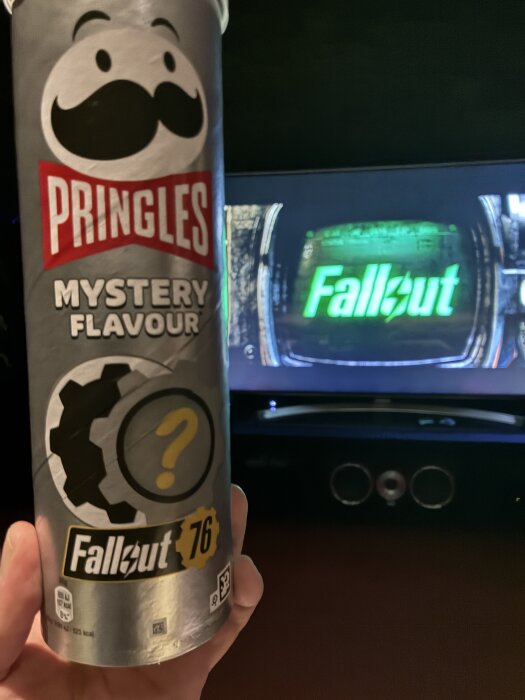 Pringlesmjuk med mysteriekänsla och Fallout 76-tema framför en tv-skärm med Fallout-logotypen i bakgrunden.