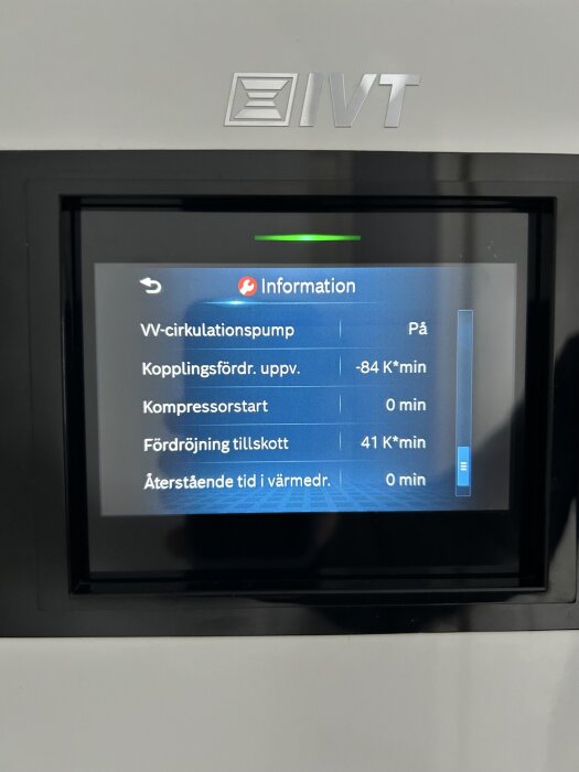 Display med IVT-logotyp visar kompressorstatus som 0 minuter, samt annan värmepumpsinformation.