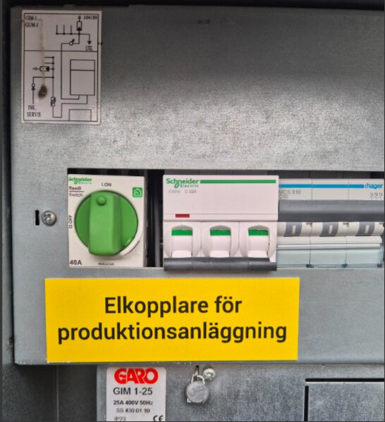 Elkopplare i en elcentral med en huvudströmbrytare i läge OFF och märkning "Elkopplare för produktionsanläggning".