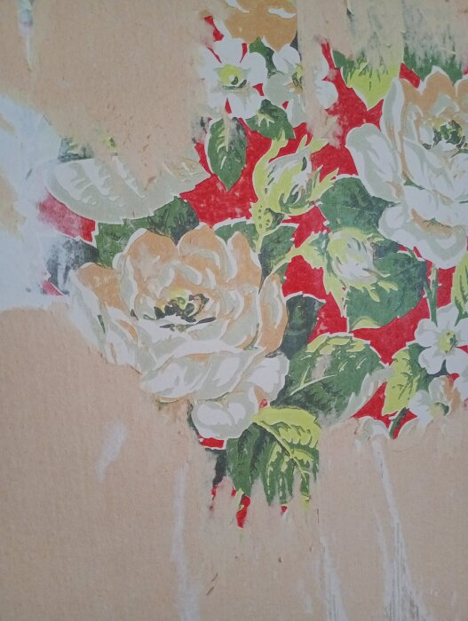 Delvis borttagen blomstermönstrad tapet på en vägg med synliga blommor i vitt, rött och grönt mot en beige bakgrund.