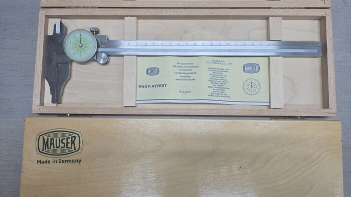 Analog mätskiva från Mauser i en träask med ett tyskt certifikat från tidigt 90-tal.