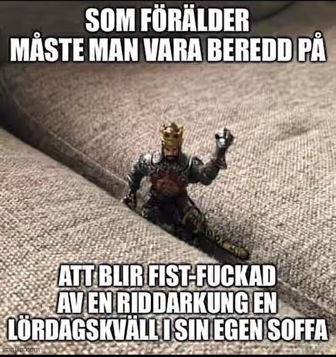 En leksaksryttare med krona sticker upp ur soffkuddarna. Text: "Som förälder måste man vara beredd på att bli fist-fuckad av en riddarkung en lördagskväll i sin egen soffa.