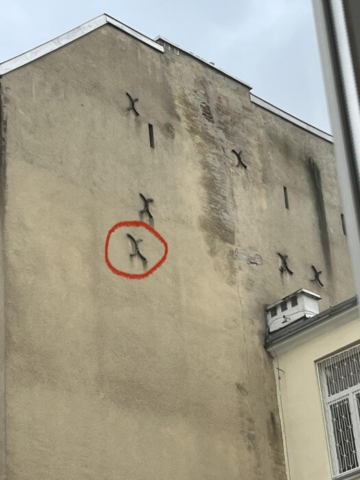 Vägg med flera ankarslut, varav en är markerad med röd cirkel.