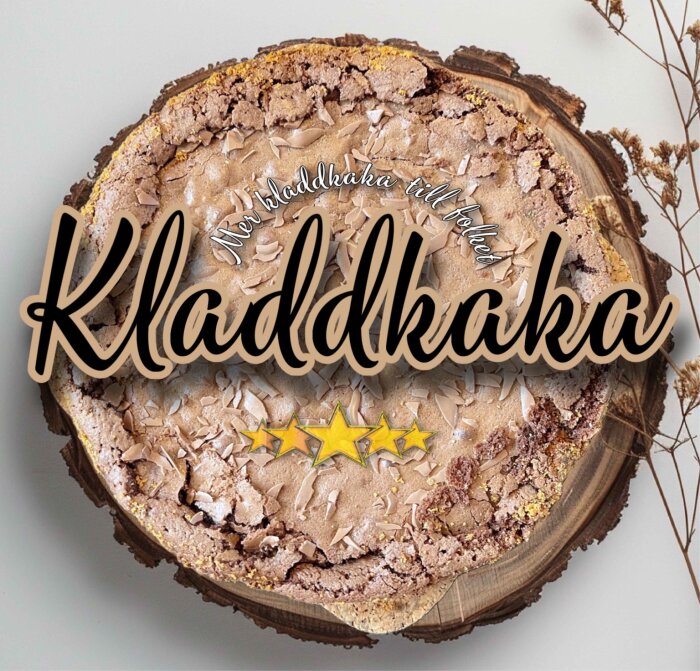 Hemlagad kladdkaka på träskiva med text och stjärnor över bilden.