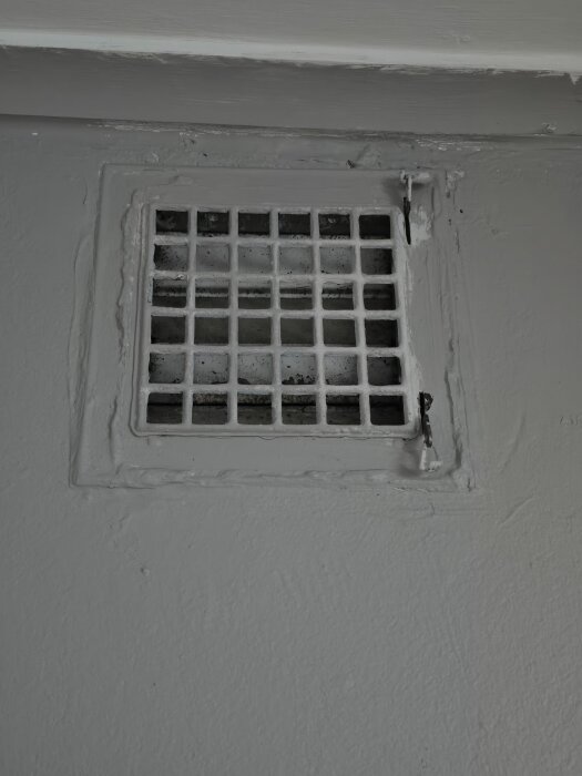 Ventilgaller på vägg i tegelhus från 60-talet; tidigare använt för ventilation, nu fråga om att täcka eller byta för bergvärmeanpassning.