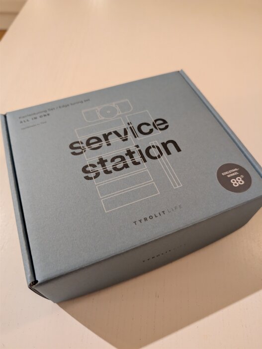 En blå låda märkt "service station" från TYROLIT LIFE, innehållande ett kanttrimmningsset.