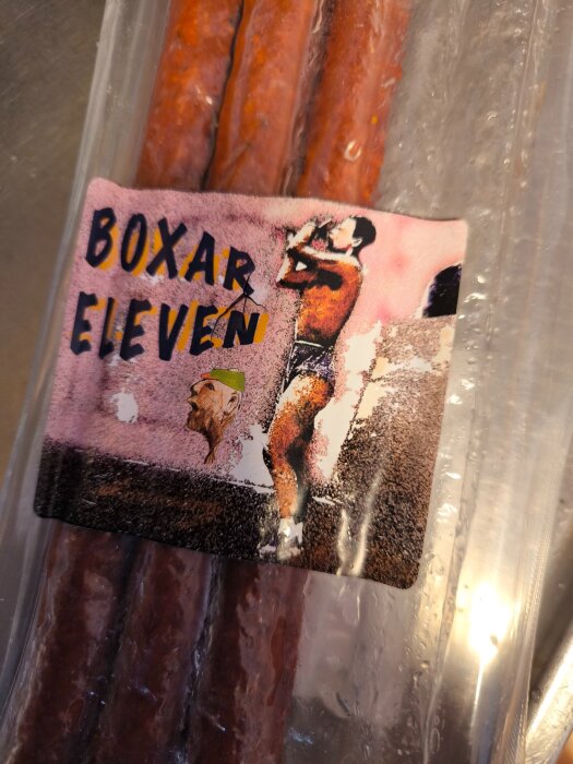 Förpackning med "Boxareleven" korv i frysen, hängande korvar i plast med etikett av boxare.