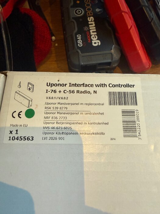 Förpackning med Uponor Interface och Controller I-76 + C-56, etikett med teknisk information och stregkod syns.