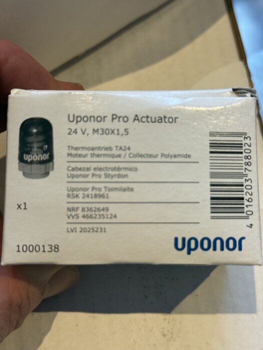 Förpackning av Uponor Pro Actuator, 24 V, M30X1,5, med produktdetaljer och streckkod synliga.