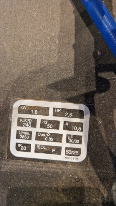 Etikett med tekniska specifikationer för en eldriven kompressor: 2,5 hk, 1,8 kW, 220-240V, 50 Hz, 10,5 A, 2850 U/min, IP20, Cos ϕ 0,85.