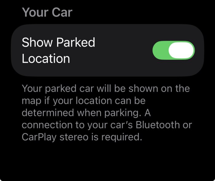 iPhone-inställning för att visa parkerad plats aktiverad, möjliggör spårning av bilens position via Bluetooth eller CarPlay.