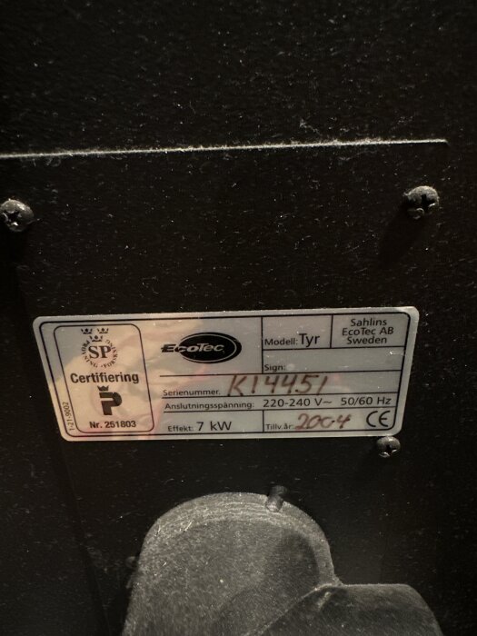 Etikett på en Ecotec pelletsbrännare från modellen Tyr, tillverkad 2004, med serienummer K14451 och effekt på 7 kW.