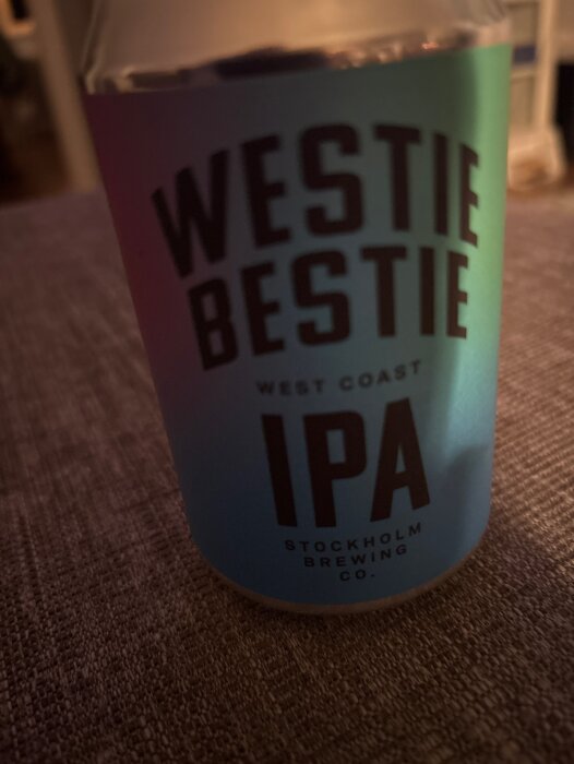 Burk med IPA-öl från Stockholm Brewing. Text på etiketten: "Westie Bestie West Coast IPA".