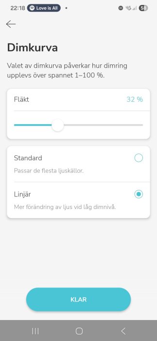 Appskärm för dimkurva, med två alternativ: "Standard" och "Linjär," och en fläktinställning på 32 %. Klarknapp nederst.
