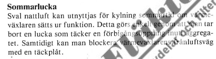 Text från manual om att använda sval nattluft för kylning genom att ta bort en lucka och blockera värmeväxlarens frånluftsväg med en täckplåt.