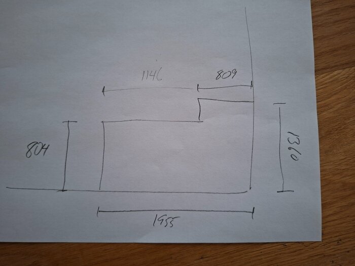Skiss av ett trapputrymme med måttangivelser: 1955 mm, 1146 mm, 809 mm, 804 mm och 1360 mm, på ett handritat pappersark.