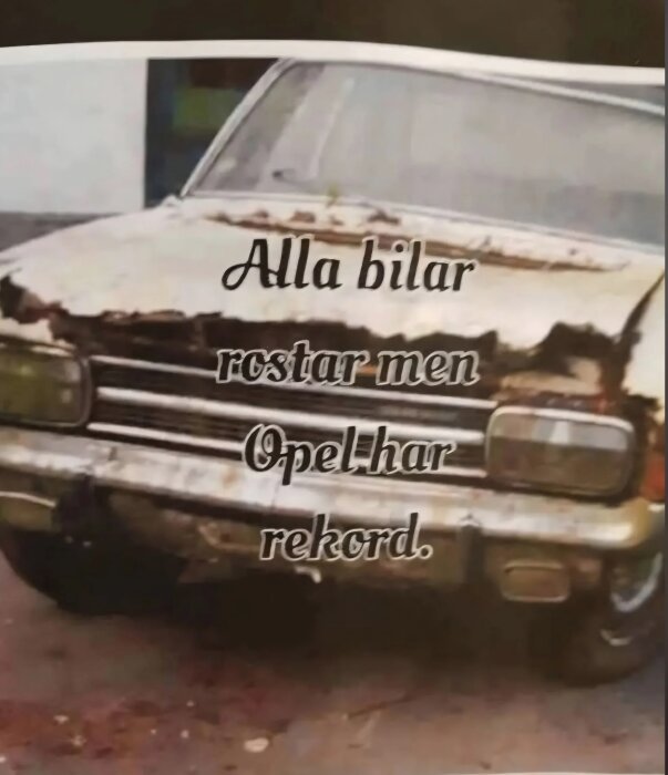 Gammal bil med mycket rost på karossen. Text på bilen: "Alla bilar rostar men Opel har rekord.