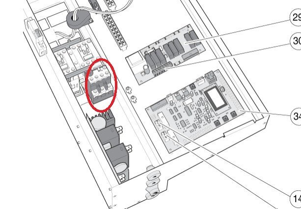 Diagram över komponenterna i utomhusenheten av en kompressor, med fokus på motorskyddet markerat med cirkel, inklusive blå och röd knapp.