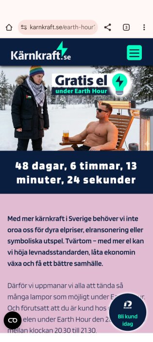 Två personer utomhus i vintermiljö, en står klädd i vinterjacka medan den andra solar i solstol, skylten "Gratis el under Earth Hour" syns.