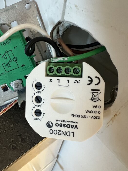 Elektrisk inkoppling med en LDN200 dimmer från Vadsbo, inklusive ledningar och kopplingsdosan, för installation av dimmbara LED-lampor i köket.