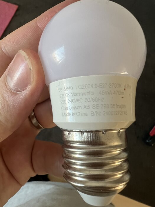 LED-lampa med E27-sockel, 4.9W, 2700K, från Clas Ohlson. Text på lampan visar specifikationer som spänning 220-240V och ljusflöde 470lm.