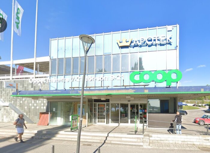 Domus Timrå byggnad med Coop och Apotekskyltar, solig dag.