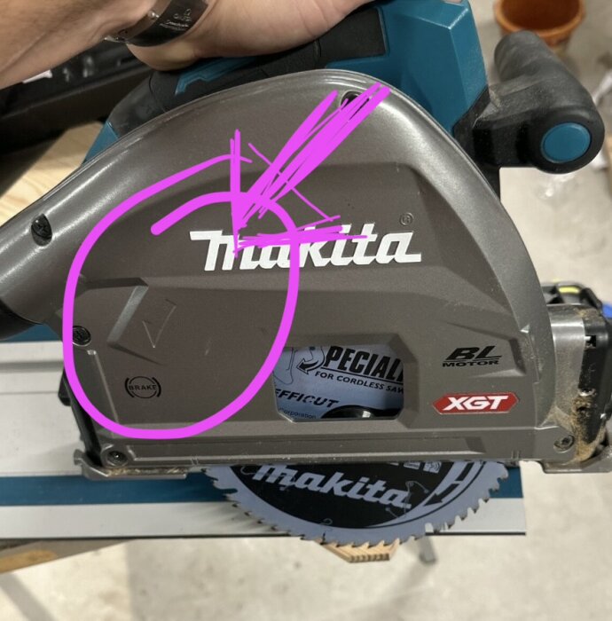 Cirkelsåg med rosa markering som visar riktningspilen för rotationen, viktig för säker användning.