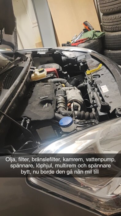 Motorutrymmet i en Citroën Berlingo under reparation med text om bytta delar och underhåll.