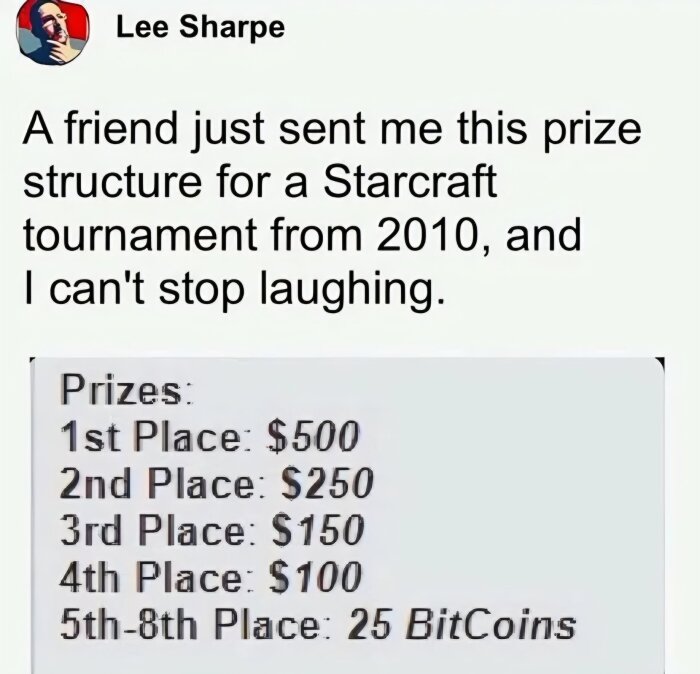 Prisstruktur för ett Starcraft-turnering från 2010 visas, med 25 Bitcoin som pris för 5:e-8:e plats, åtföljt av en kommentar om att det är komiskt.