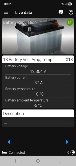 Appskärm som visar batteriinformation: spänning 12,864 V, ström -37 A, temperatur -10 °C, omgivande temperatur -5 °C, med bild av ett bilbatteri.