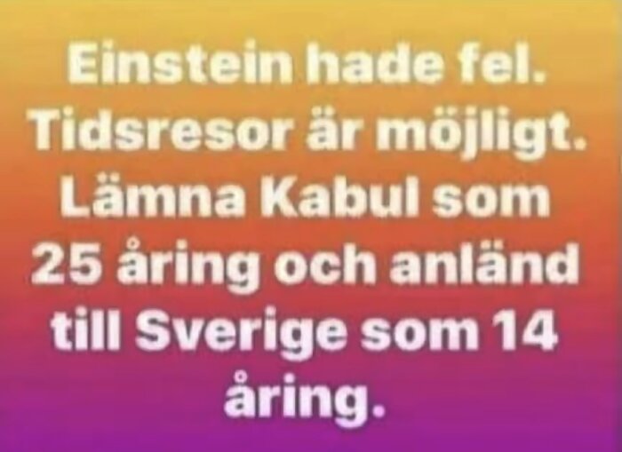 Bild med vit text på gul-orange bakgrund om tidsresor från Kabul till Sverige.