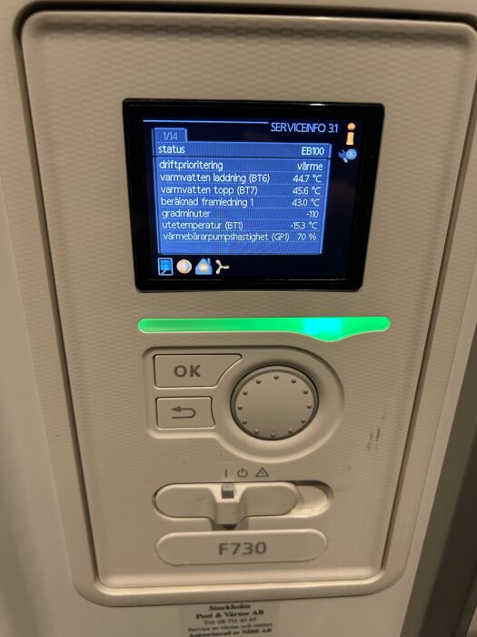 Värmepumpens kontrollpanel med statusinformation, Nibe 730. Displayen visar temperatur och värmepumpens prioriteringar och inställningar.